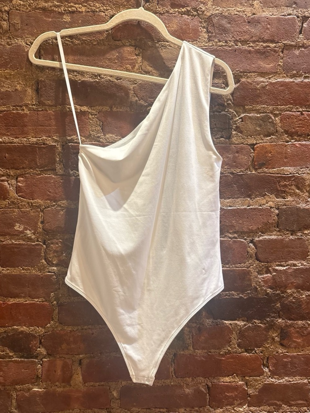 ARITZIA BABATON CONTOUR WHITE ONE SHOULDER BODYSUIT SIZE L